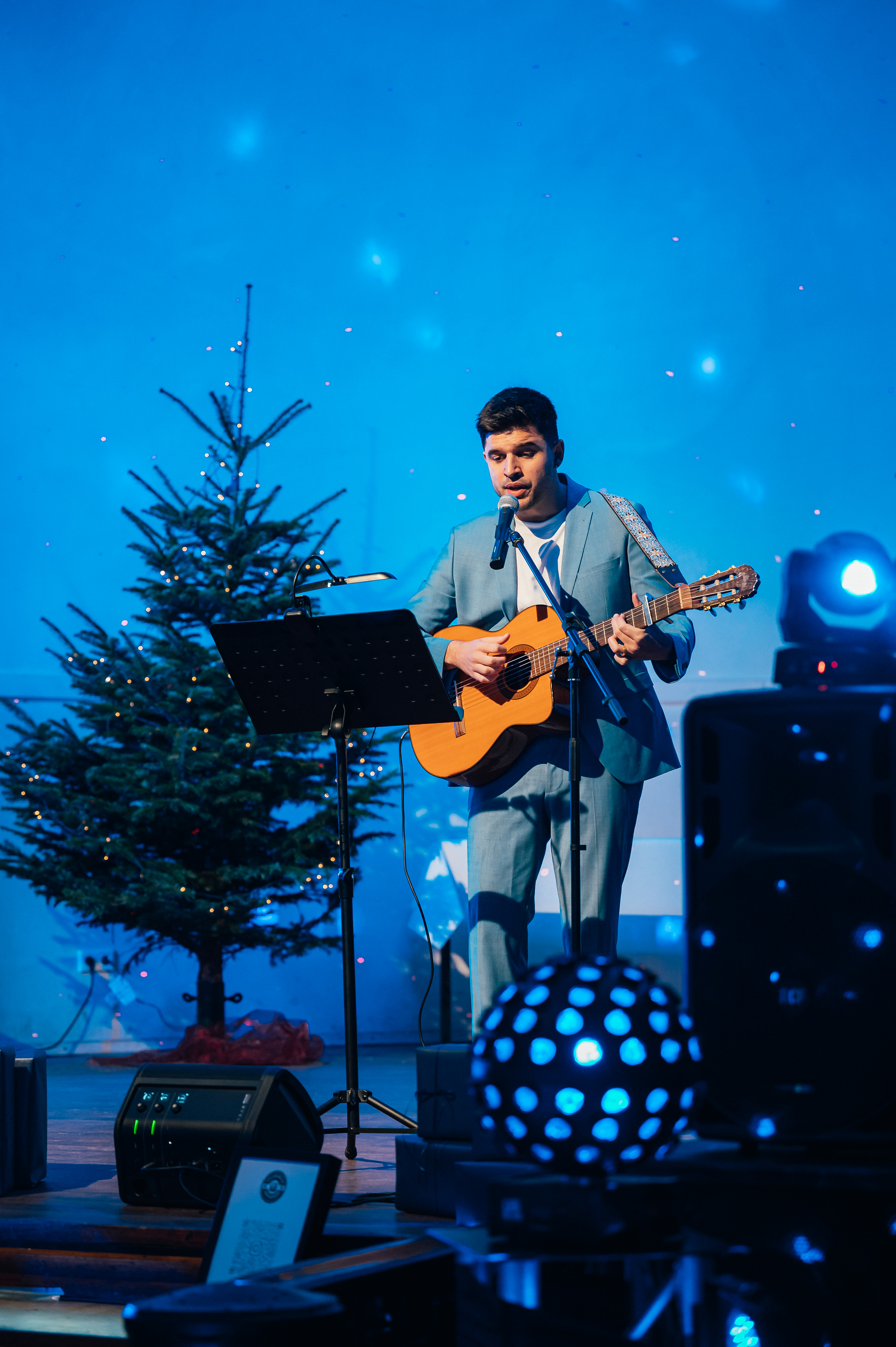 Bühnenshow mit Weihnachtsambiente